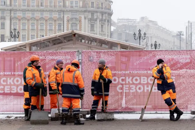 "Самая легкая цель — это мигранты": как в России работает новый реестр «контролируемых лиц» 4 Коммунальные службы Москвы расчищают снег. Фото 2022 года