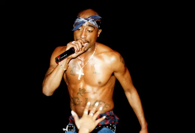 El rapero estadounidense Túpac Amaru Shakur actúa en directo sin camiseta en 1994.
