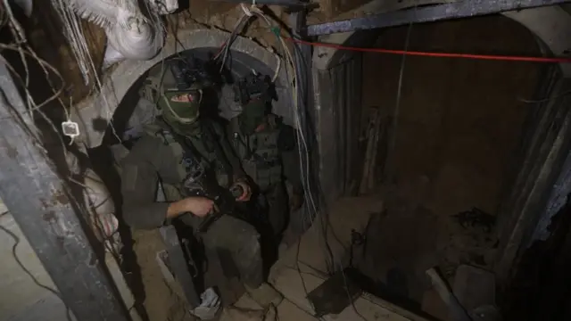 2025년 12월 8일 가자지구 남부 라파의 알 샤부라 지역 지하 터널에서 작전 중인 이스라엘 공병 특수부대 '야할롬' 대원들의 모습
