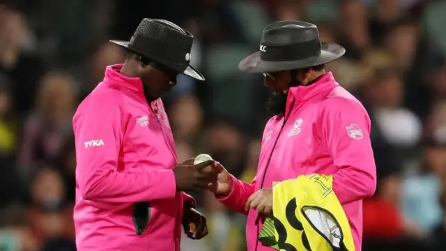 અમ્પાયરોની ભૂલના કારણે એક ઓવરમાં માત્ર પાંચ જ બૉલ નખાયા?