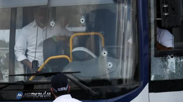 Автобус со следами пуль в лобовом стекле