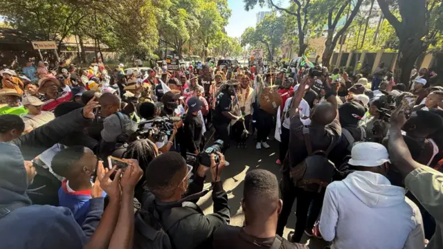 Dozens of pipo gada for Pretoria to protest say make migrants comot from South Africa - April 28 2026