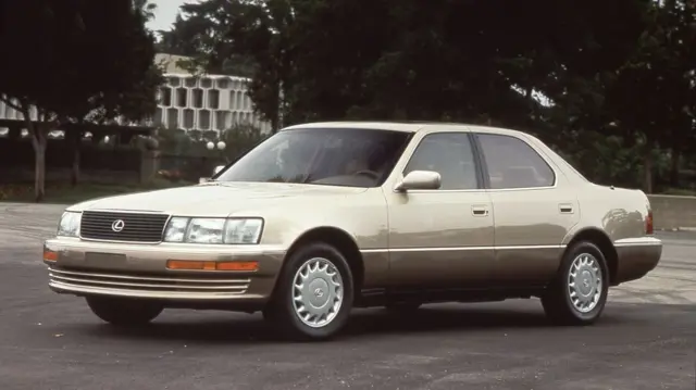 نسل اول لکسوس LS در سال ۱۹۸۹ به بازار آمد