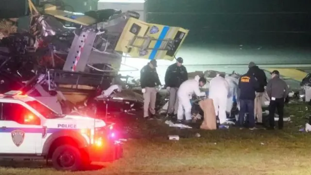 Veículo do Corpo de Bombeiros é inspecionado após colisão com avião em aeroporto de Nova York