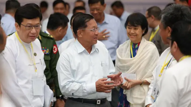 ကုန်သည်စက်မှုအသင်းချုပ်မှာ လုပ်ငန်းရှင်တွေ နဲ့ တွေ့တဲ့ စစ်ခေါင်းဆောင်