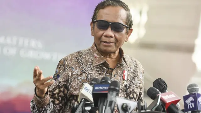 Menkopolhukam Mahfud Md lewat cuitannya berkata akan mendampingi dan melindungi SFA agar diperlakukan sesuai dengan hukum yang berlaku bagi anak. 