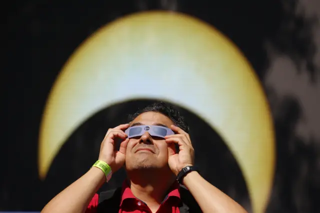 Homem observa eclipsequanto tempo demora o saque da pixbetGuadalajara, no México