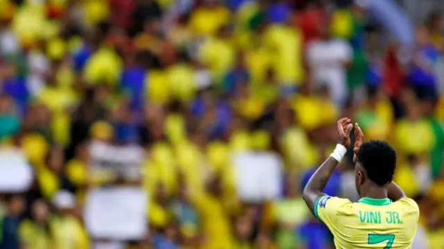 Jogador Vini Jr durante lance de jogo de futebol entre Brasil e Colômbia válido pelas Eliminatórias da Copa do Mundo