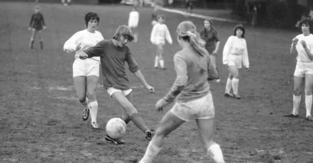 Ụmụnwaanyị na-agba egwuregwu bọọlụ n'afọ 1970 tupu a machie ụmụnwaanyị isonye asọmpị a