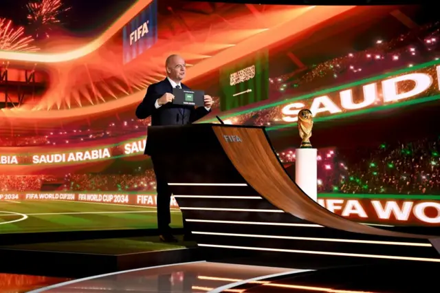 El presidente de la FIFA, Gianni Infantino, anuncia a Arabia Saudita como anfitriona de la Copa Mundial de la FIFA 2034 durante el Congreso Extraordinario de la FIFA 2024 en Zúrich, Suiza. 11 de diciembre de 2024