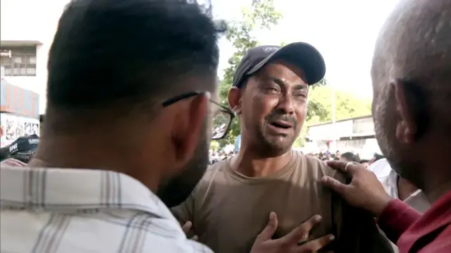 अहमदाबाद विमान अपघातात मृत्युमुखी पडलेल्या प्रवाशांच्या नातेवाईकांनी सरकारी रुग्णालयाबाहेर टाहो फोडला.