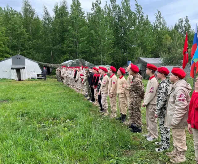 Діти у військовій формі вишикувалися на вулиці