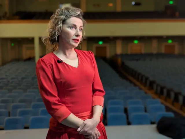  Елена Белая в красном платье 