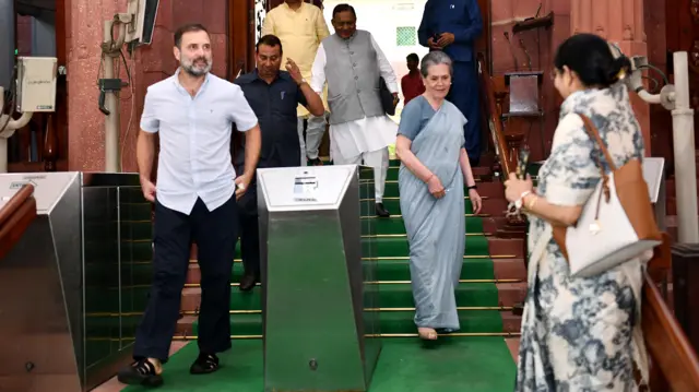 રાહુલ ગાંધી અને સોનિયા ગાંધી