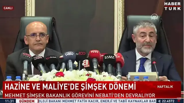 شیمشک (چپ) وزارت دارایی و خزانه‌داری را از نورالدین نباتی تحویل گرفت