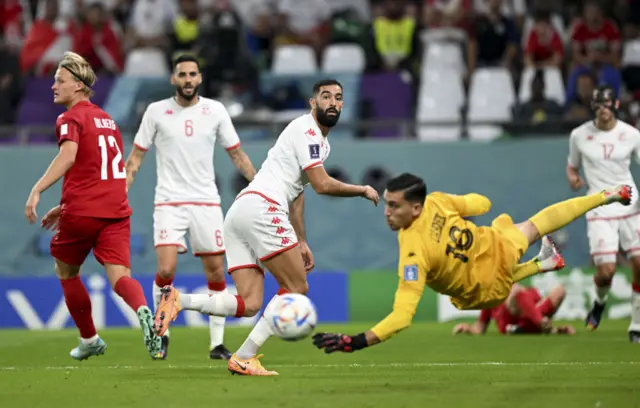 एजुकेशन सिटी स्टेडियम में ट्यूनिशिया और डेनमार्क का मैच 