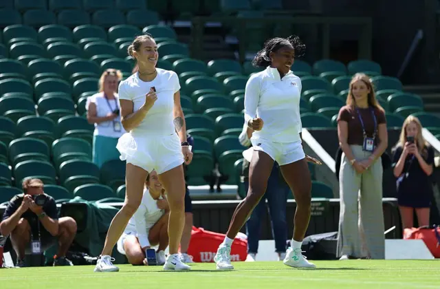 Sabalenka ve Gauff dans ediyor.