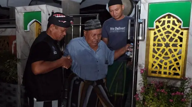 Pecalang atau petugas pengamanan adat Bali membantu menuntun umat Islam usai melaksanakan salat tarawih pertama bulan Ramadan 1445 Hijriah yang bertepatan dengan Hari Raya Nyepi Tahun Baru Saka 1946 di Masjid Agung Asasuttaqwa, Desa Adat Tuban, Badung, Bali, Senin (11/3/2024).