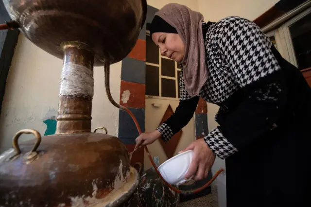 Аёллар Ассад режими даврида ҳаётнинг барча жабҳаларида иштирок эта олардилар. Янги тузум ҳозирча ёзма чекловлар киритмади.