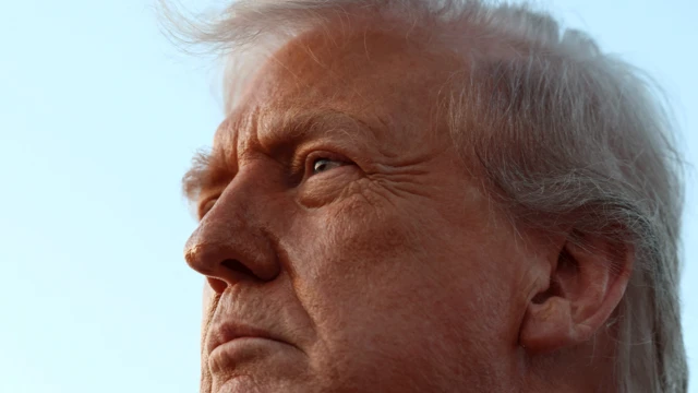 美國總統特朗普在對媒體發言時凝視前方