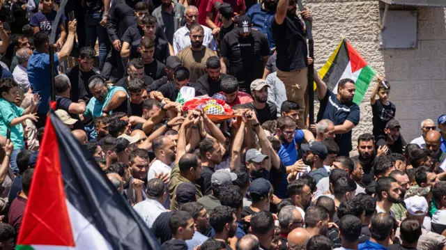مئات الفلسطنيين يشاركون في تشييع ثلاثة شبّان قُتلوا خلال اقتحام المستوطنين قرية في كفر مالك

