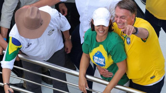 Michelle Bolsonaro ao lado do ex-presidente