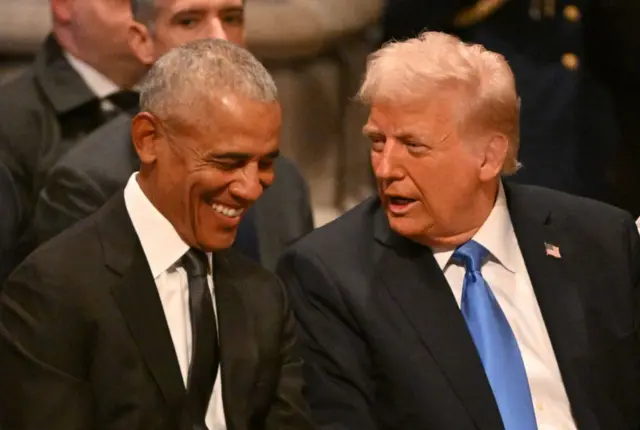 Barack Obama berbincang dengan Donald Trump sebelum Upacara Pemakaman Kenegaraan mantan Presiden AS Jimmy Carter di Katedral Nasional Washington di Washington, DC, pada 9 Januari 2025.