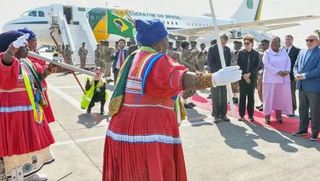 Le président brésilien, Luiz Inacio Lula da Silva accueilli à Johannesburg.