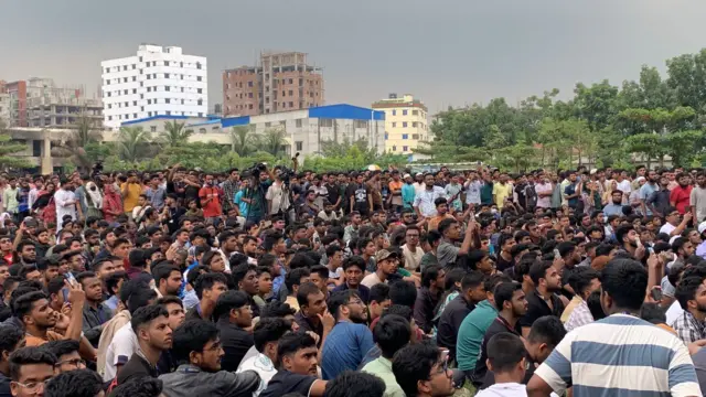 মঙ্গলবার ছয় দফা দাবিতে বিক্ষোভ করে মাইলস্টোন স্কুল অ্যান্ড কলেজের শিক্ষার্থীরা