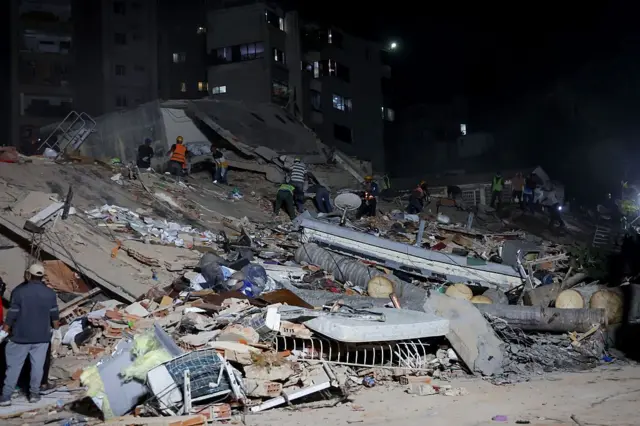 24 Haziran 2026'da Venezuela ve Karayipler'deki diğer bölgeleri vuran 7,2 büyüklüğündeki depremin ardından, Caracas'ta halk ve kurtarma ekipleri Rita binasının enkazı üzerinde çalışıyor.
