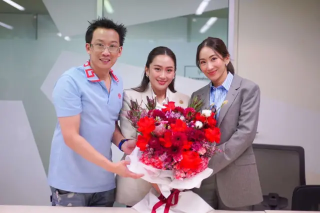 โอ๊ค-พานทองแท้ กับ เอม-พินทองทา ร่วมแสดงความยินดีกับน้องสาว ภายหลังสภาโหวตเลือกเธอเป็นนายกฯ คนใหม่