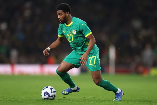 Ibrahim Mbaye avec le maillot vert à liseret jaune du Sénégal lors du match amical contre le Brésil, le 15 novembre 2025 à l'Emirates Stadium de Londres.
