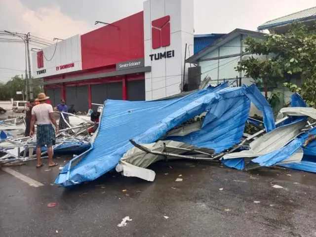 လေပြင်းကြောင့် လွင့်ကျလာတဲ့ အိမ်ခေါင်မိုး