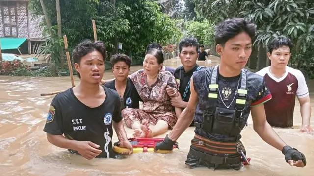 ရေကြီးနေတဲ့ နေအိမ်တွေထဲကနေ ရွှေ့ပြောင်းပေးနေကြ