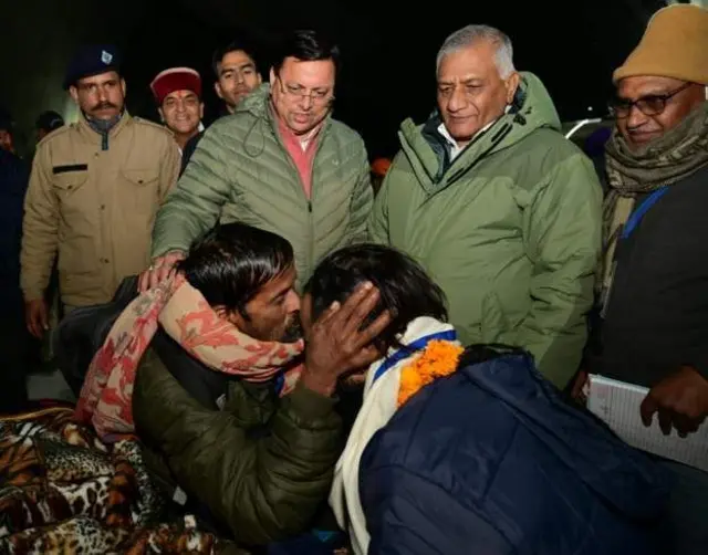 সুড়ঙ্গ থেকে বেরনর পরে স্বজনদের আলিঙ্গন