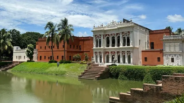 সোনারগাঁয়ের বড় সর্দার বাড়ি, যা সেই আমলের জমিদার বাড়ির পুনঃসংস্কার করা হয়েছে। 