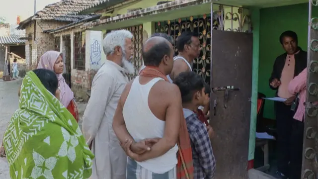 एक घर के बाहर खड़े लोग