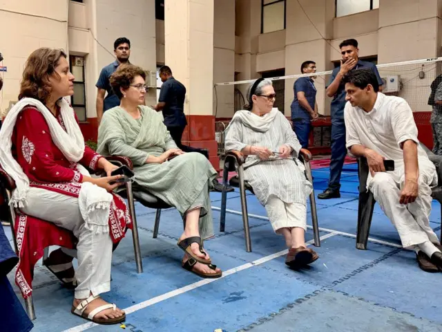 सोनिया गांधी हिरासत में लिए गए कार्यकर्ताओं से मिलने मंदिर मार्ग थाने पहुंची थीं