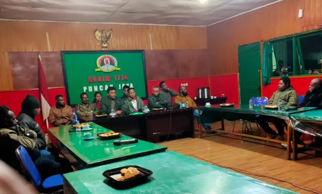 Calon bupati dan wakil bupati Puncak Jaya melakukan pertemuan pada Rabu malam (27/11) dengan KPU, Bawaslu, pemerintah setempat, perwakilan gereja dan TNI-Polri, dan sepakat "menghentikan peperangan".