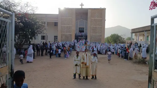 እቲ ዑደት ከረን ዝተበገሰሉ ቤተክርስትያን ላሳለ፡ ፍሉጥ እምባ ላልምባ ኣብ ድሕረባይታ ብኸፊል ይርአ