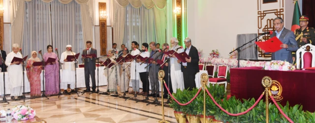 উপদেষ্টাদের শপথ পাঠ করাচ্ছেন রাষ্ট্রপতি