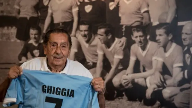 अल्सीडेस घीग्गिया त्यांच्या 7 नंबरच्या जर्सीसह 