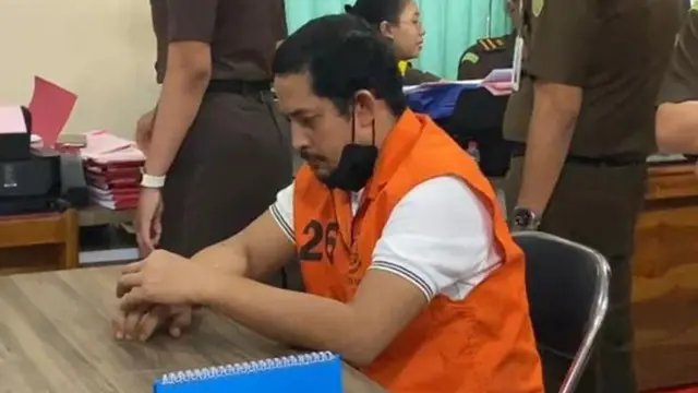 Eks Kapolres Ngada, AKBP Fajar Widyadharma Lukman Sumaatmaja, ditahan oleh Kejaksaan Negeri Kota Kupang, Nusa Tenggara Timur (NTT), Selasa (10/6/2025).