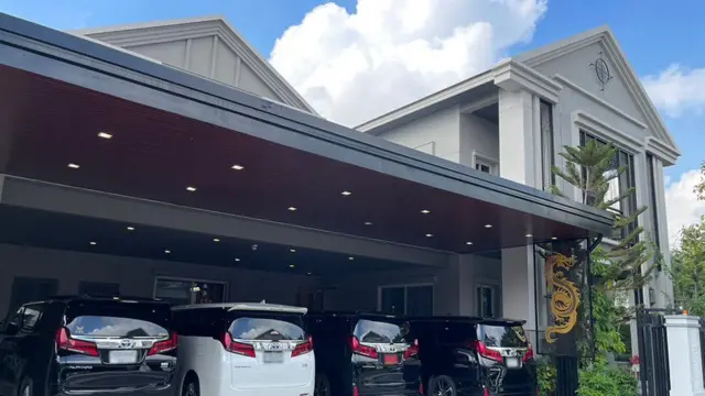 บ้านที่ตำรวจบุกตรวจค้นในหมู่บ้านแกรนด์ บางกอก บูเลอวาร์ด สุขุมวิท ซอยแบริ่ง-ลาซาล 