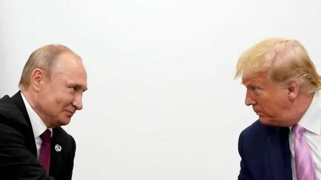 Президент США Дональд Трамп і президент Росії Володимир Путін на саміті лідерів G20 в Осаці, Японія, 28 червня 2019 року. Архівне фото