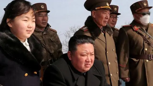Kim Jong Un na bintiye Kim Ju Ae wakitazama jaribio la kombora, katika picha iliyotolewa wiki iliyopita