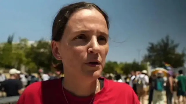 বিক্ষোভকারী ডালিয়া কুসনির 