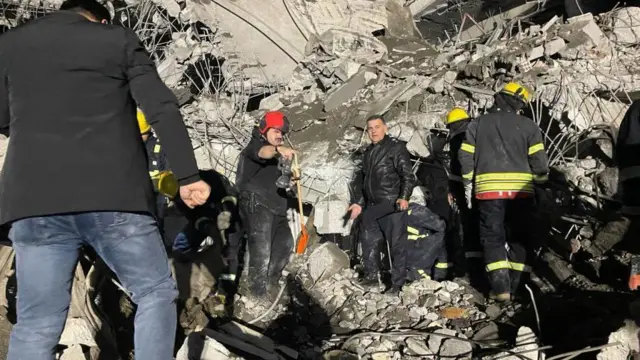 قوات الدفاع المدني العراقية تبحث عن ضحايا تحت أنقاض منشأة دمرتها الصورايخ الإيرانية