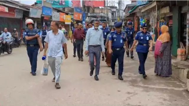 বুধবার সকালে সদরের বিভিন্ন এলাকা পরিদর্শন করেন জেলা প্রশাসক ও আইনশৃঙ্খলা বাহিনী কর্মকর্তারা