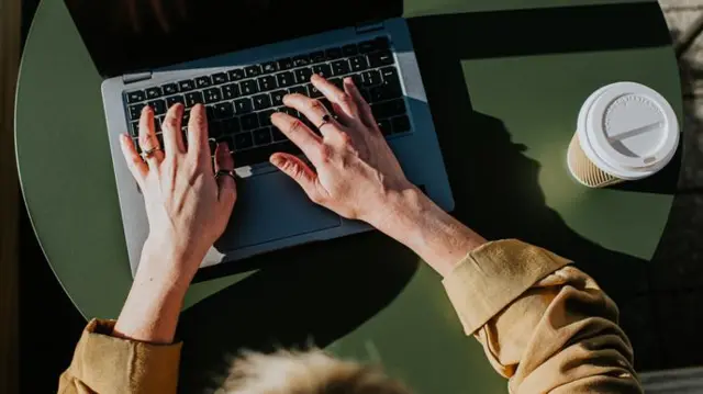 Mujer con computador